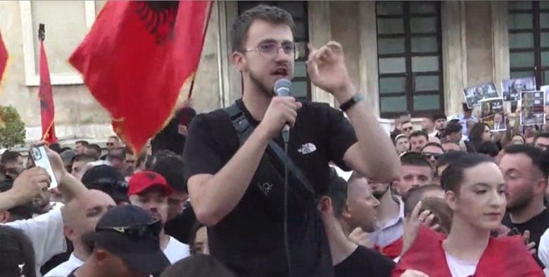 ‘Dritë në fund të tunelit’, i riu në protestë: S’duam investimet shpopulluese! Duhet të ndërtojmë shtetin, jo pushtetin