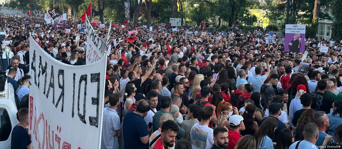 “Në Bullgari ekzekutivi u largua brenda 3 javësh”/ Sheshi plot në kërkim të dorëheqjes së Ramës, DW: Qeveria duhet të pyesë veten “Pse?“ 6 77508810 1004.webp