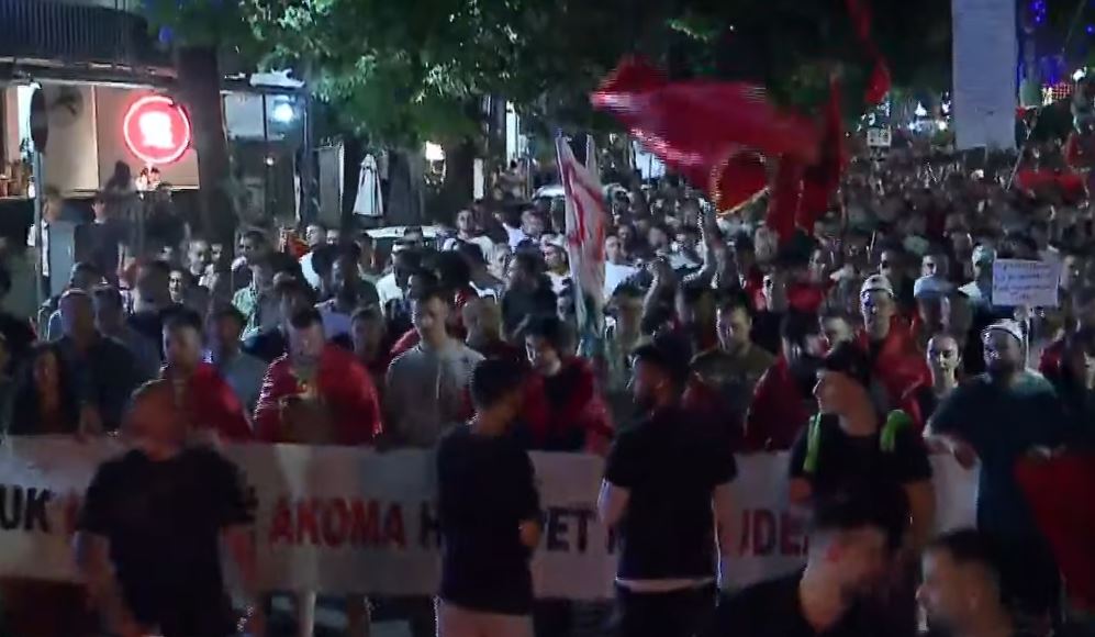  Rama jepe dorëheqjen    Mbyllet marshimi masiv në rrugët kryesore të Tiranës në ditën e 16 të revoltës  Protestuesit kërkojnë largimin e kryeministrit