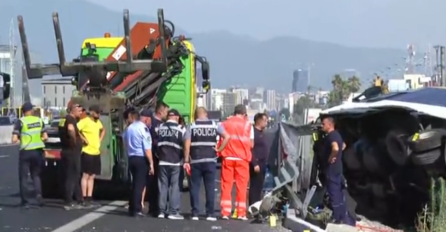 Aksidenti i rëndë në autostradën Durrës-Tiranë, Drejtori i Rrugores zbardh shkakun: Shoferi i autobusit humbi kontrollin dhe u përplas me trafikndarësen