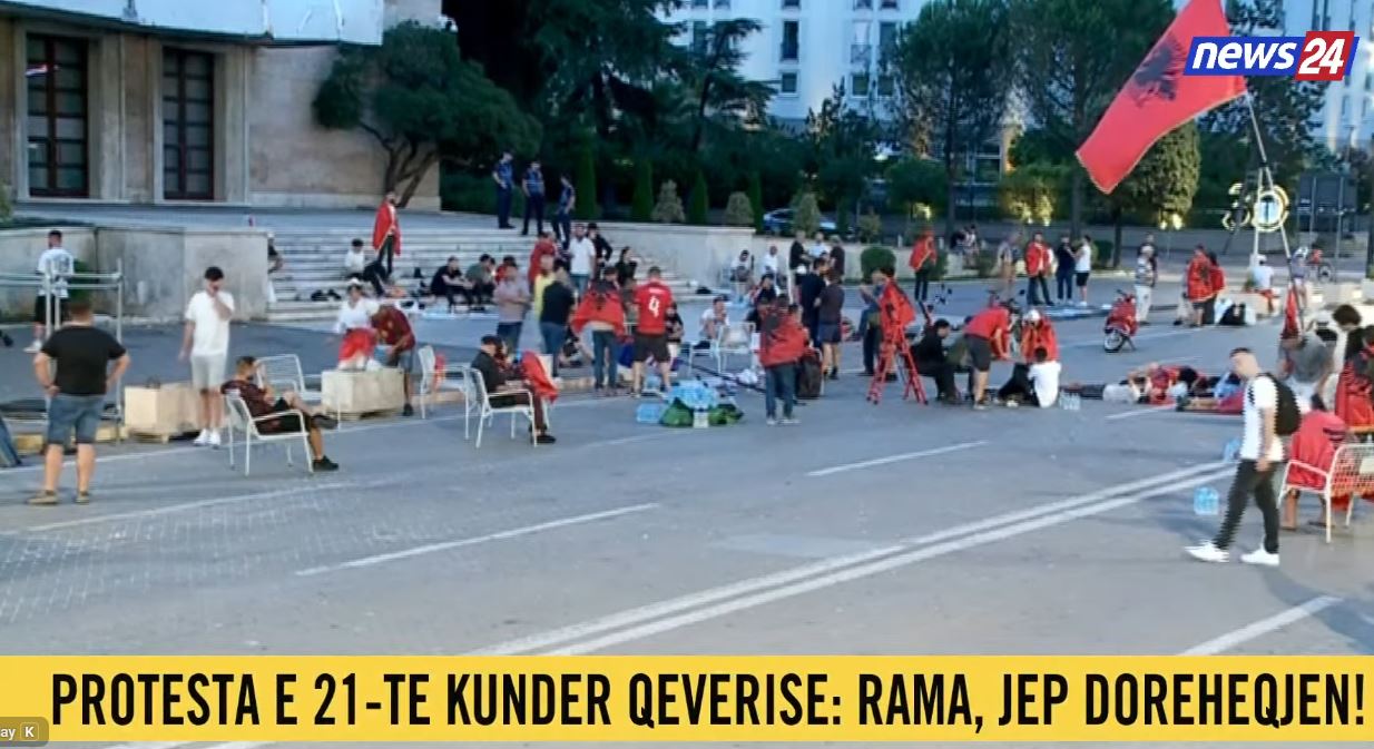 Tirana nuk fle/ Mbrëmë u bë historia! Me flamuj dhe plisa, protestuesit kaluan natën para Kryeministrisë, kërkojnë largimin e Ramës: Je i rrethuar, nuk ke për të shpëtuar! 3 Capture 116