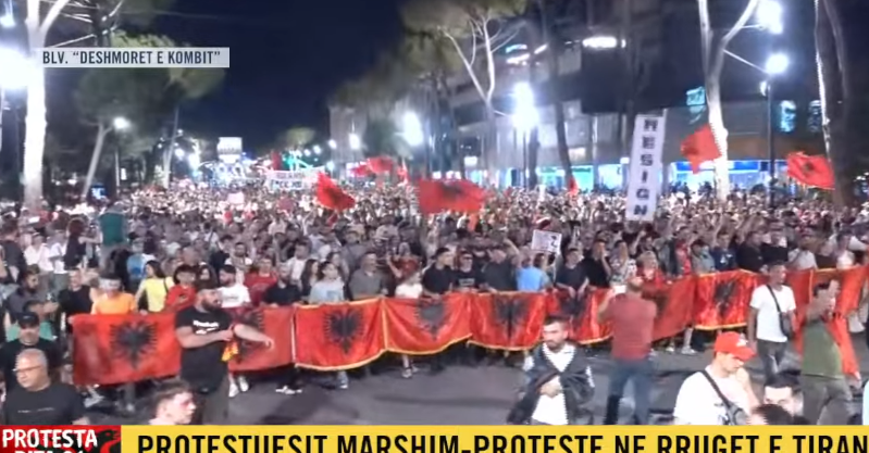 “Rama jep dorëheqjen”/ Mbi tre orë në sheshin para Kryeministrisë, nis marshimi në rrugët e Tiranës, koordinuesit: Nesër në orën 10:00 para SPAK! 9 Capture 118