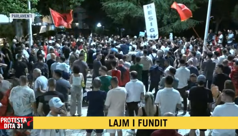 “Tradhtarë, tradhtarë”/ Protestuesit rikthehen para Kuvendit: Polici e krimit! Ju erdhi fundi 8 Capture 119