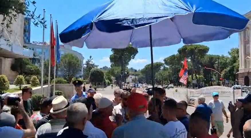 Protestuesit nuk “lëshojnë” sheshin para Kryeministrisë, vendosin çadrën për t’u mbrojtur nga dielli, policia tenton t’i pengojë 12 Capture 127