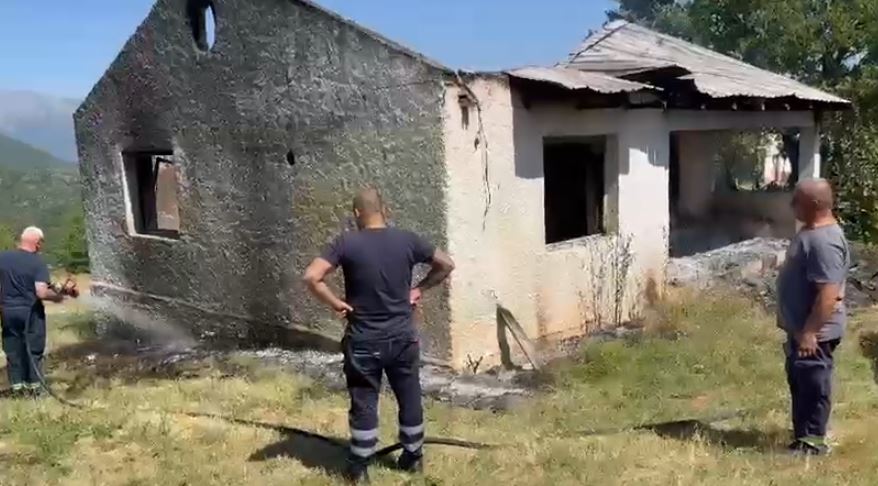 Kisha ia ndërtoi për bamirësi, shkrumbohet banesa e 80-vjeçarit në Fushë-Arrëz 9 Capture 169
