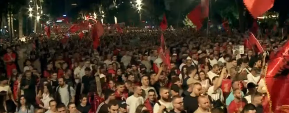 LIVE- Diaspora kërkon dorëheqje/ “Populli i fut frikën kryeministrit jo më Belindës që është nën hetim”! Nga sheshi shqiptarët thirrje SPAK: Heto Ramën! Balluku, Veliaj, Ahmetaj s’kanë vjedhur vetëm 14 Capture 62