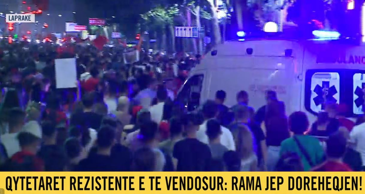VIDEOLAJM/ Protestuesit leksion qytetarie! Ndalet “lumi” i qytetarëve, lejohet të kalojë ambulanca 7 Capture 83