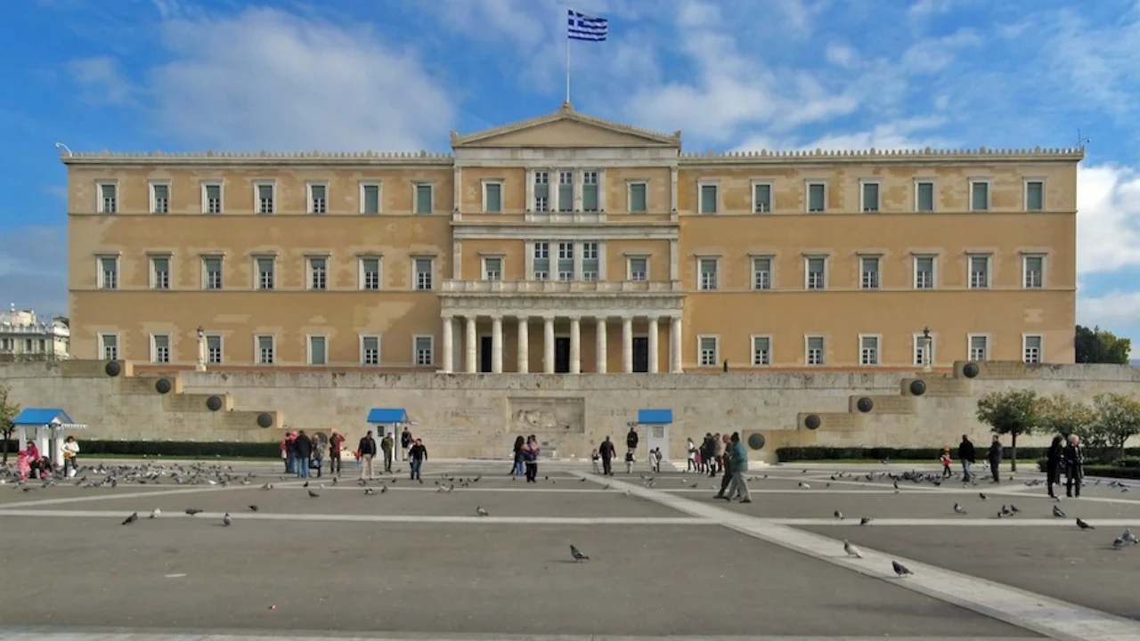 “Të kthehen emigrantët”/ Greqia ashpërson ligjin për emigracionin, ‘plas’ debati në parlament