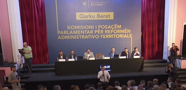 Diskutime për “Territorialen” në Berat/ Mazniku dhe Boçi përplasen mbi modelin e bashkive