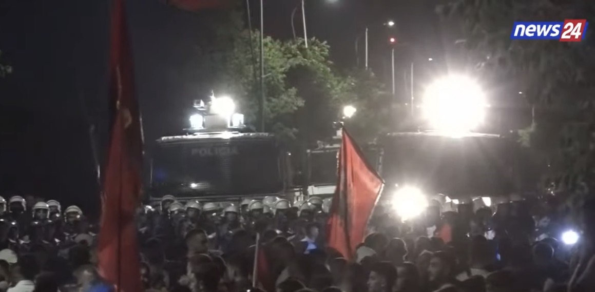15 ditë revoltë! Jo vetëm rrugëve të qytetit, protestuesit marshuan mbrëmë paqësisht drejt Rinasit, kërkesa kryesore: Rama jep dorëheqjen! 4 IMG 8952