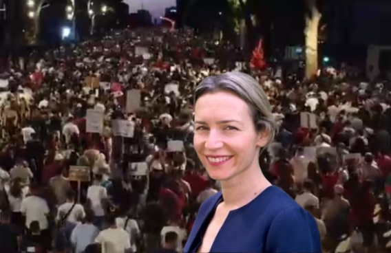 Revolta masive! Shkrimtarja Lea Ypi reagon për protestën e 11-të në Tiranë, publikon pamje nga tubimi: Shumë krenare! 12 Lea Ypi protesta