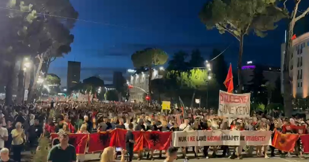 Protesta e 16 masive në Tiranë/ “Rama jepe dorëheqjen!”, mijëra qytetarë marshim në Bulevard: Ju erdhi fundi (VIDEO) 7 Mardshim