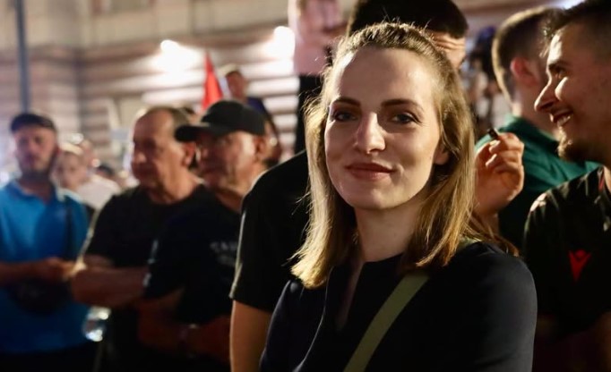 “N’tribunën ma t’bukur t’demokracisë”! ‘Neomalsorja’ reagon nga sheshi para Kryeministrisë, pasi iu bashkua protestuesve për dorëheqjen e Ramës 8 Neomalsorja