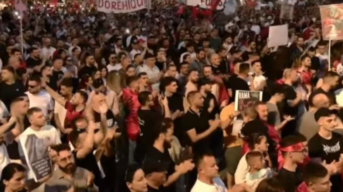 I riu pyet protestuesit ‘a doni zgjedhje të parakohshme?’, qytetarët në kor pooooo
