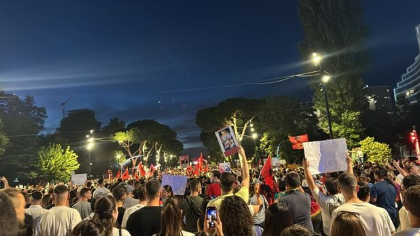 Rradhë kilometrike! Protestuesit nisin marshimin në rrugët e Tiranës: Nuk ndalemi (VIDEO) 9 Progetto senza titolo 102