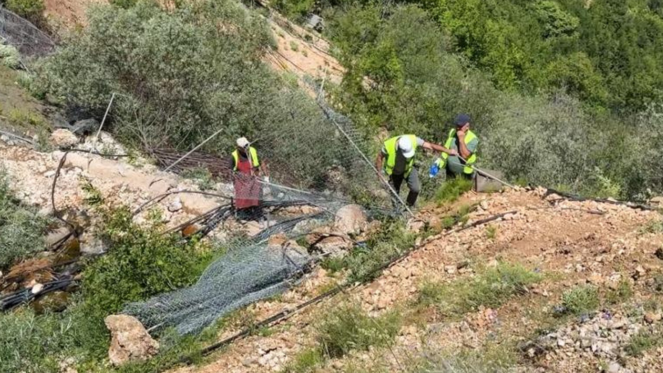 Banorët rrëzuan gardhin e HEC-it, rikthehet uji në Dardhë të Librazhdit: Kërkojmë të drejtën tonë, të merren masa