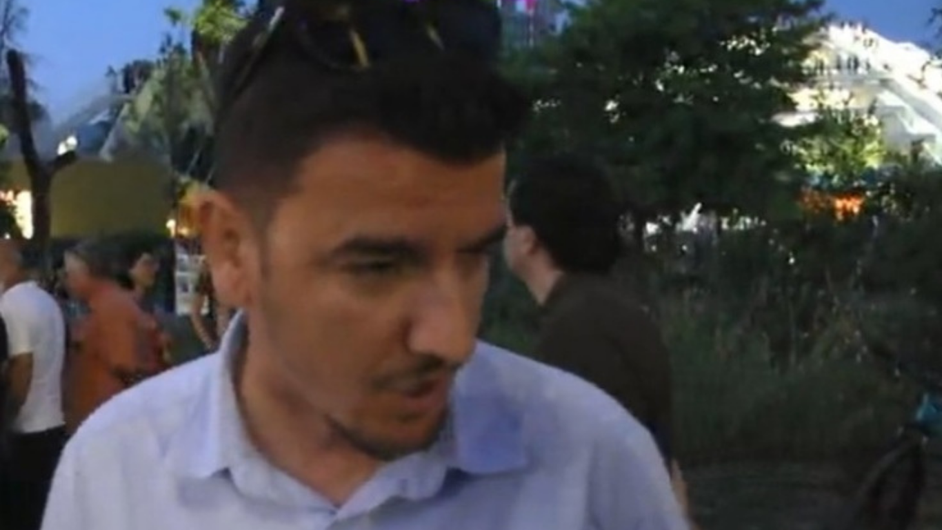 ‘Vriteni frikën!’ Protestuesi thirrje atyre që s’janë të pranishëm: Bashkohuni me ne!