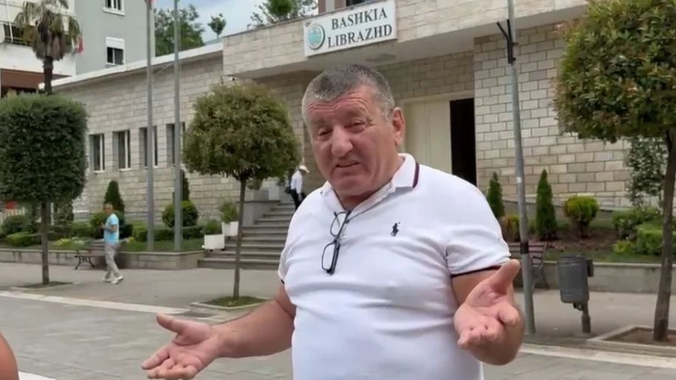 U njoftua për tubim, por nuk doli njeri! Qytetari në Librazhd proteston i vetëm dhe jep një mesazh