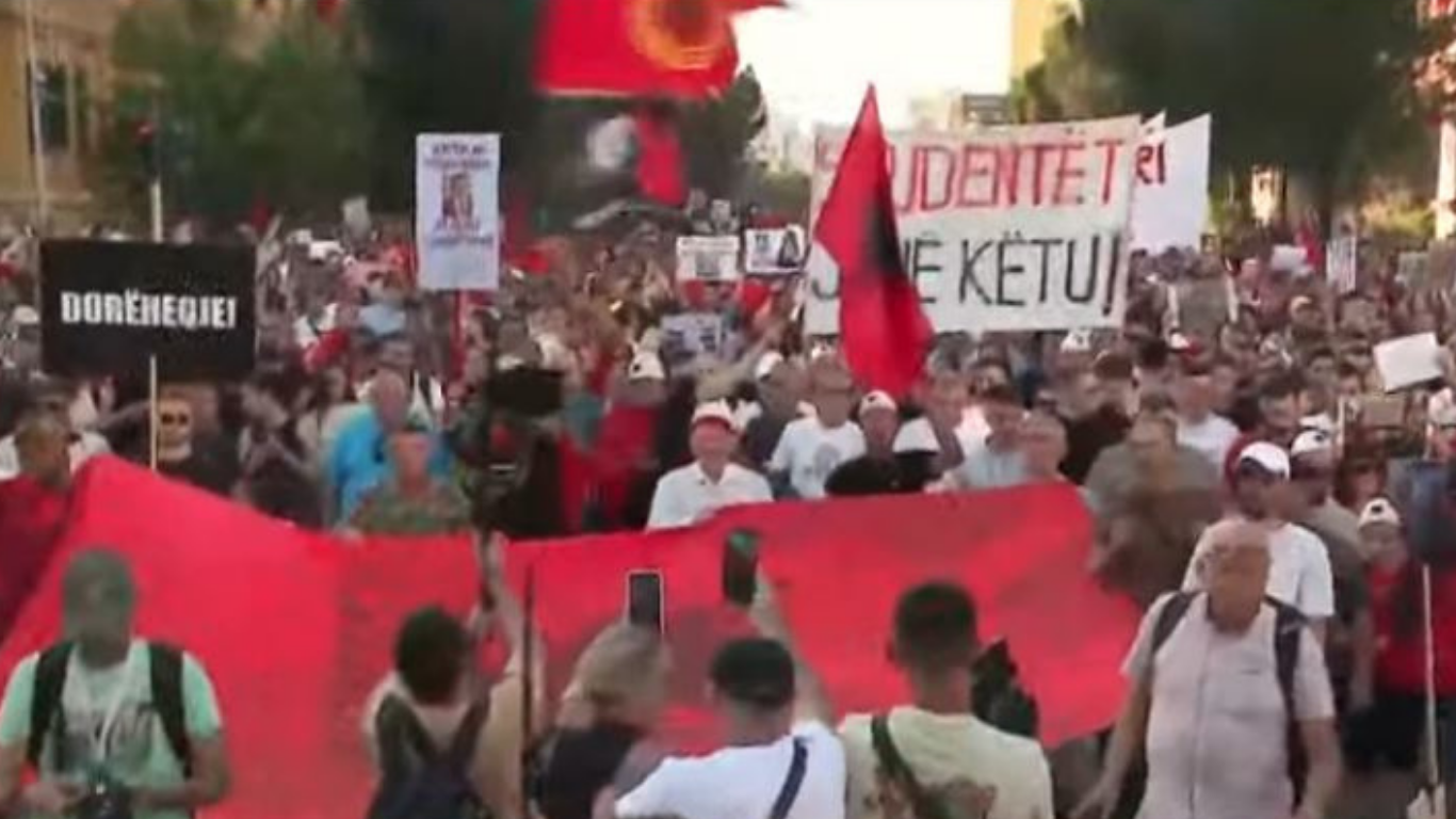 Sot dita e 10-të, mijëra qytetarë në protestë për të kërkuar largimin e kryeministrit Rama! Pjesëmarrja rritet çdo ditë