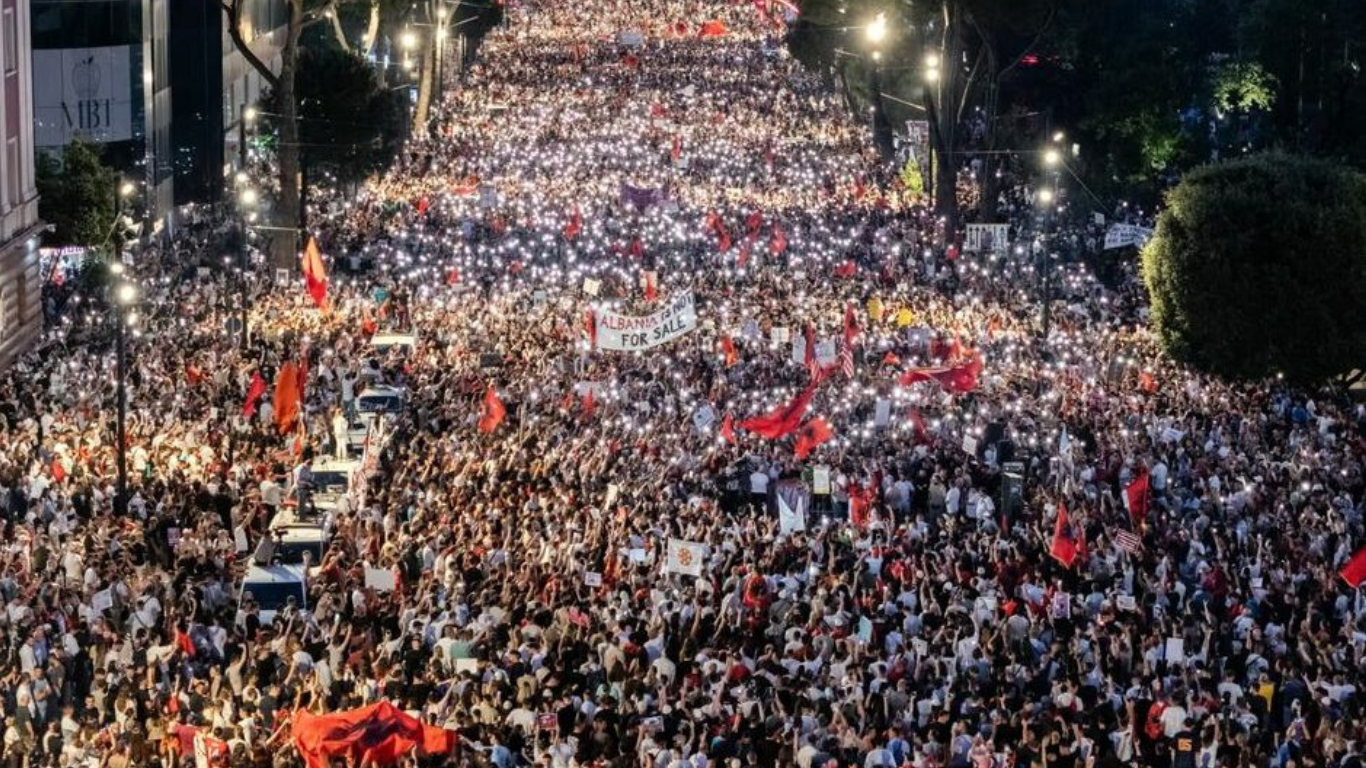 FOTO E DITES/ “The Guardian” përzgjedh bulevardin e tejmbushur, protesta masive në Tiranë merr vëmendjen ndërkombëtare