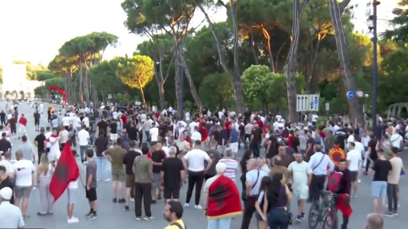 Tensione në protestë, tubuesit konfliktohen fizikisht me mbështetësit e PS. Ndërhyn policia (FOTO)
