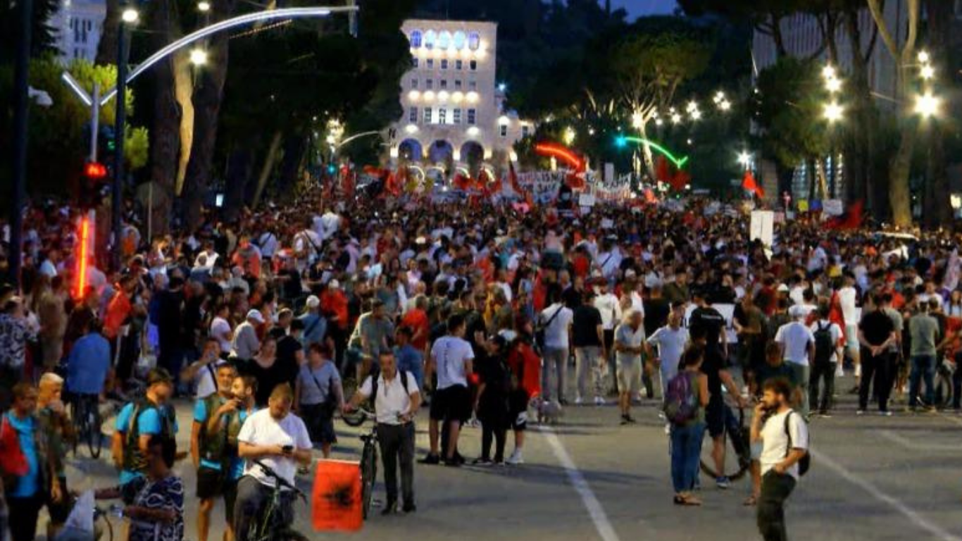 Dita e 13-të e protestës, aktivistët dhe qytetarët nisin marshimin në rrugët e Tiranës