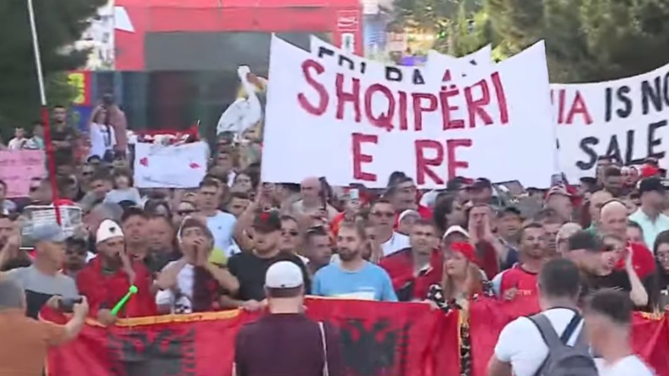 “Rama jepe dorëheqjen”- Mijëra vetë marshojnë nga sheshi Skënderbej drejt Kryeministrisë: Prite popullin se po vjen! Revolucion 10 Progetto senza titolo 96