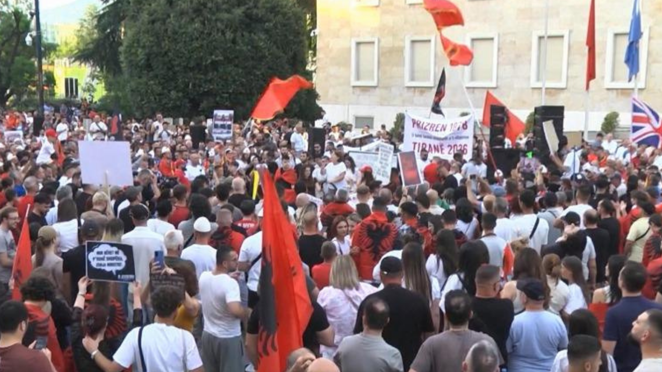 “Parlamenti bllokoi SPAK duke mbrojtur Ballukun”/ Protestuesi kërkon konfiskim pasurie: “Nëse kryeministri çmendet, nuk ka…” 7 Progetto senza titolo 98