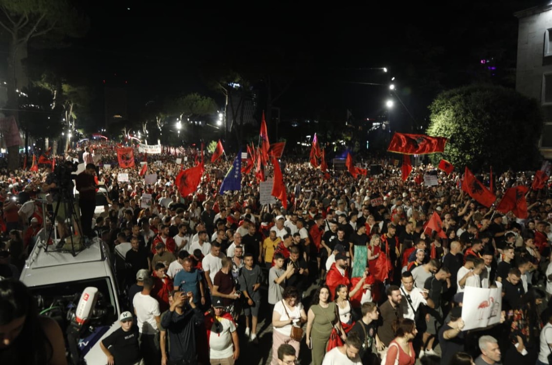 “Kërkohet dorëheqja e Ramës”/ DW: Shqipëria po mban protestën më masive kundër qeverive në dekadat e fundit 7 Protesta e 21 qershoriiit
