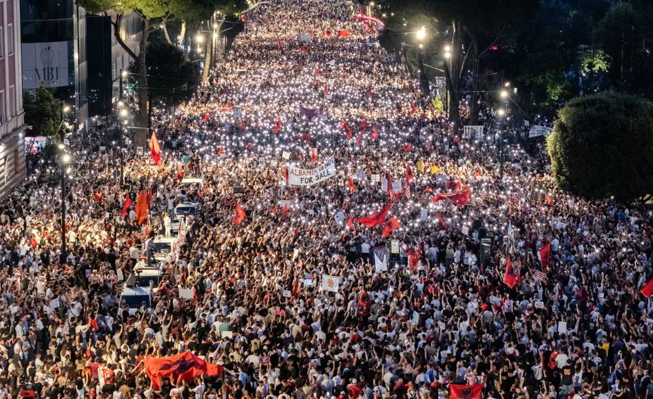 “Rama po shfaqet nervoz prej disa ditësh”, The Economist për revoltën e qytetarëve: Mijëra protestues mbushin rrugët e Tiranës kundër qeverisë 11 Protesta tirane 10