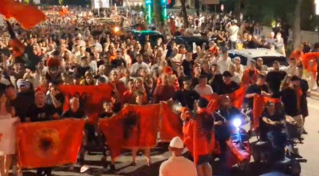 Kuq e Zi  Atmosferë magjike nga protesta e qytetarëve  flamujt kombëtarë marshojnë në Bulevard  VIDEO 