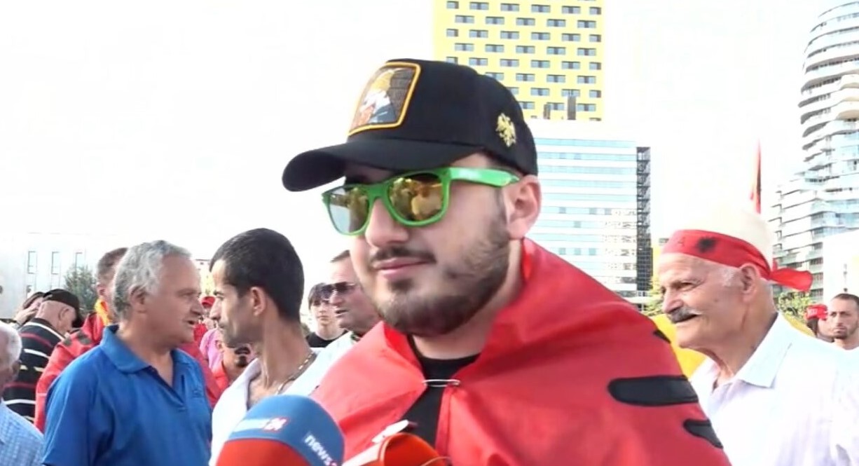‘Kërkojmë dorëheqjen e Ramës’, studenti rendit kërkesat: Zgjedhje të lira dhe largim i sistemit të patronazhimit