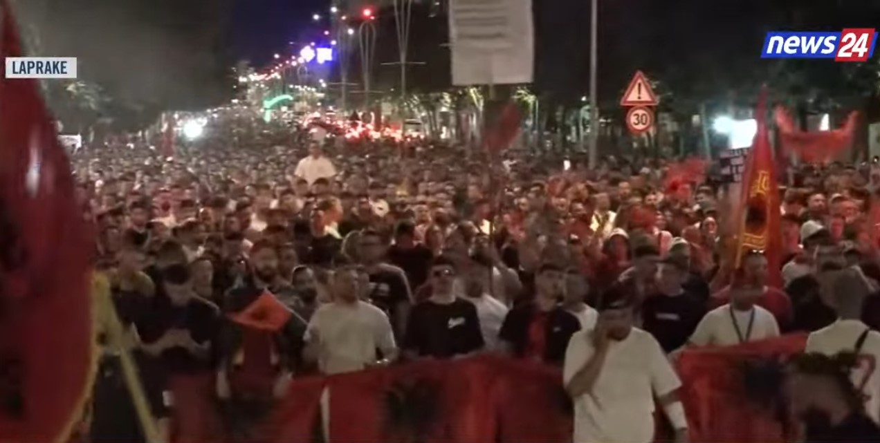 LIVE – Dita e 15-të e revoltës, marshimi i qytetarëve vijon drejt Laprakës. Qindra mijëra protestues me thirrje përgjatë rrugës 8 Screenshot 18