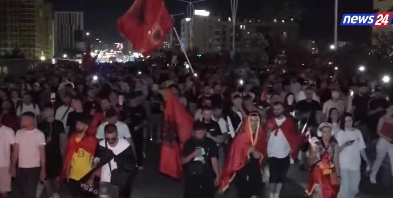 LIVE – Përshkallëzohet protesta, qytetarët marshojnë përgjatë autostradës Tiranë-Durrës 6 Screenshot 20