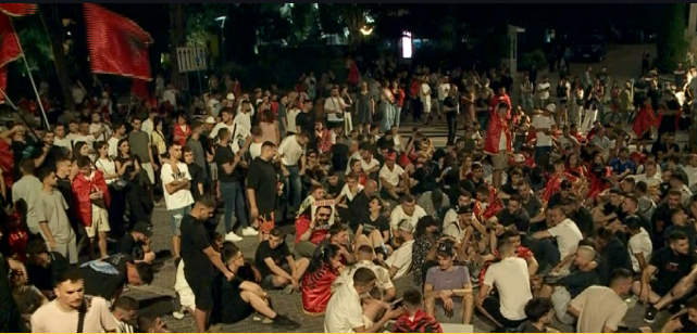 LIVE – Rrethuan Kryeministrinë, protestuesit do të kalojnë natën në Bulevard: Rama, jep dorëheqjen! 6 Screenshot 6 5