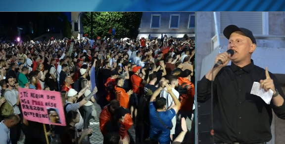 “Po bëjmë histori, vetëm Rama s’e di pse mbushim sheshin”/ Mijëra qytetarë poshtë zyrës së Kryeministrit, Osman Stafa: Të bashkohemi! Mos ta lëmë të shuhet kjo protestë 6 Screenshot 7 6