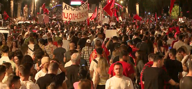 Tupanë flamuj dhe thirrje për largimin e Ramës, mijëra protestues nisin marshimit në rrugët e Tiranës 2 Screenshot 8 4