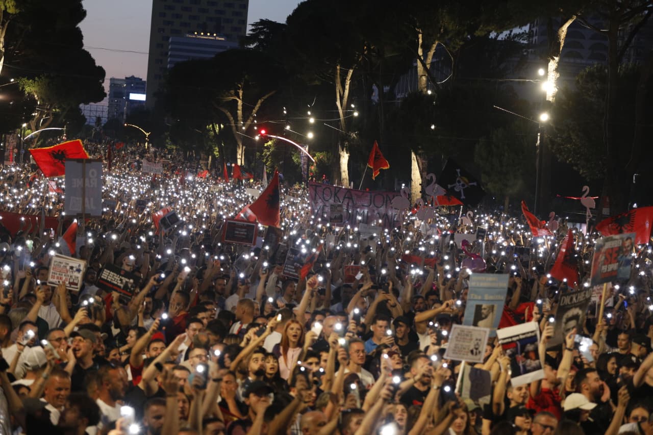 Euronews jehonë protestave masive në Tiranë: Demonstratat janë shndërruar në një lëvizje të gjerë anti-establishment, akuza qeverisë dhe opozitës 4 WhatsApp Image 2026 06 10 at 21.28.17 1