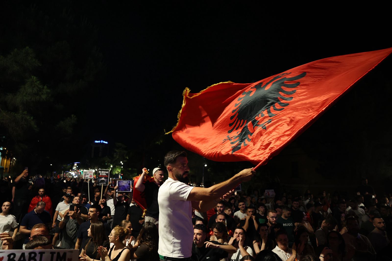 LIVE- “Revolucion”, “Shqipëri e Re”/ Marshimi kilometrik pushton rrugët e Tiranës, ‘jehon’ thirrja: Rama jep dorëheqjen! 12 WhatsApp Image 2026 06 11 at 21.28.15 1