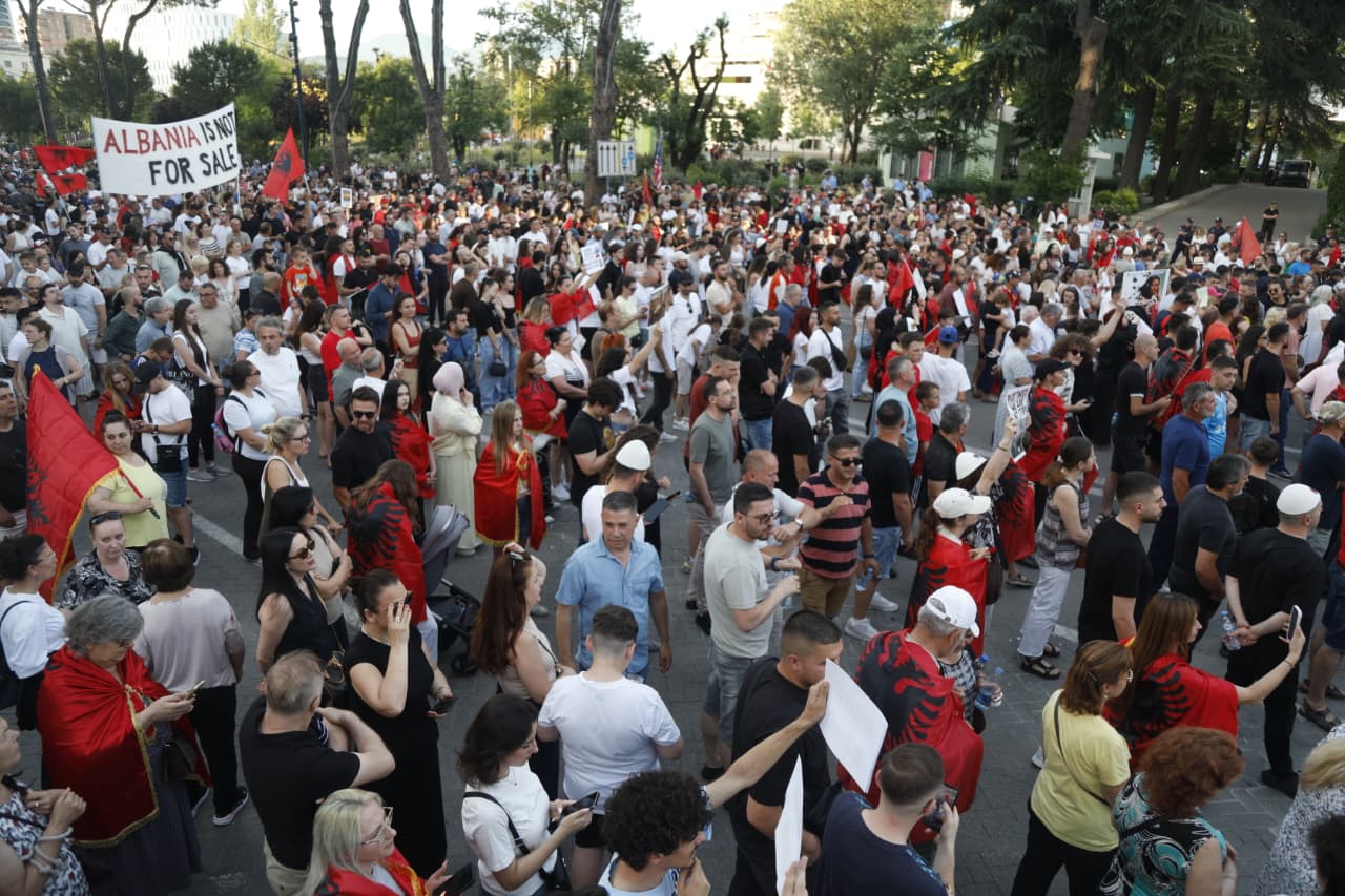 “Atdheu nuk është në shitje”/ Sot protesta e 16 në Tiranë, shqiptarët në revoltë kundër kryeministrit: Edi Rama jep dorëheqjen! 2 WhatsApp Image 2026 06 14 at 20.02.30