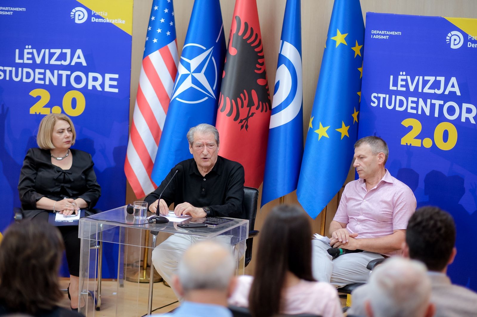Revolta e shqiptarëve kundër kryeministrit/ Berisha thirrje studentëve e pedagogëve: Mos bini pre e presioneve, Rama nuk do t’i shpëtojë zemërimit popullor 15 WhatsApp Image 2026 06 17 at 11.46.29