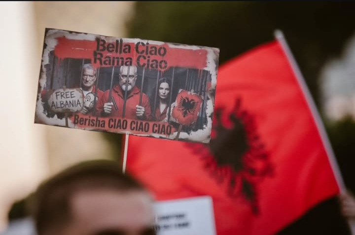 FOTO/ “Rama ciao, Bela ciao”! Pankartat pikante në protestën e 19-të kundër qeverisë, qytetarët mesazhe për largimin e kryeministrit: Jep dorëheqjen! 4 WhatsApp Image 2026 06 19 at 07.47.00
