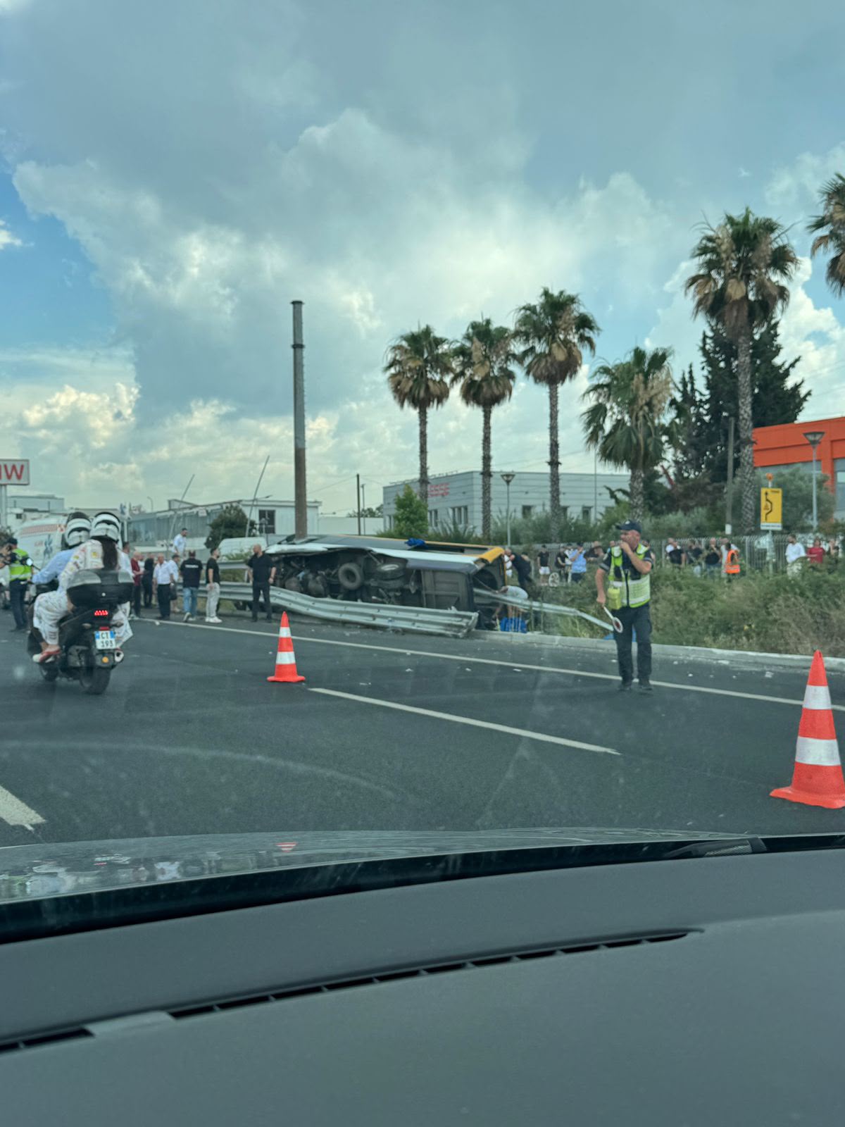 Aksident tragjik/ Përmbyset autobusi i linjës Tiranë-Berat, humbin jetën dy persona