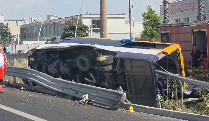 Aksidenti i rëndë në Tiranë ku humbën jetën 2 pasagjerë/ 15 persona janë plagosur, mes tyre edhe fëmijë