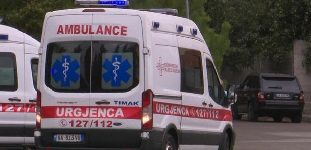 Iu shpërthen bomba teksa riparonin një banesë, plagosen dy persona në Përmet. Transportohen me urgjencë në spital