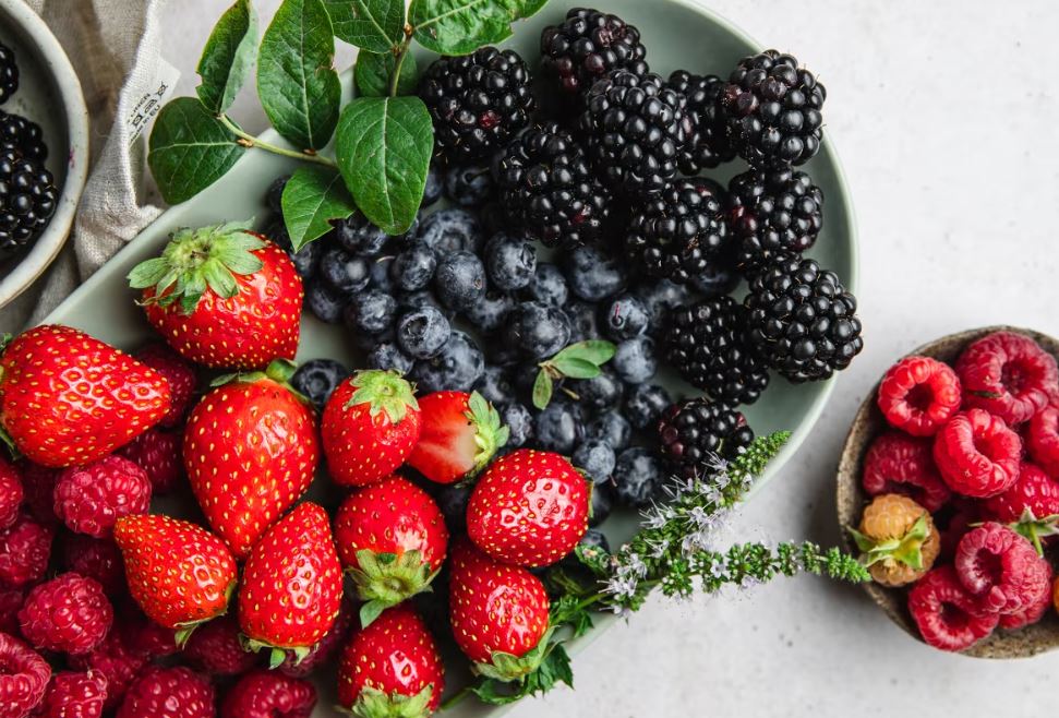 Paralajmërojnë ekspertët: Manaferrat dhe luleshtrydhet në krye të listës së produkteve me më shumë pesticide