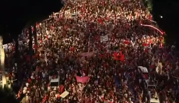 Protesta e 21-të kundër qeverisë, 150 mijë shqiptarë mbi 3 orë revoltë para Kryeministrisë/ Ironia e protestuesit: E keni dëgjuar këngën e botërorit… Edi Rama jepe dorëheqjen 2 dronnn