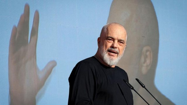 Qytetarët në revoltë prej 1 muaji/ Gazeta “Le soir”: Mijëra shqiptarë në protestë, revolucioni i flamingove trondit pushtetin e Edi Ramës 8 edi rama