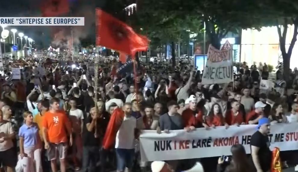 Protesta masive kundër Ramës mbërrin para ‘Europe House’ në Tiranë: Europa është me ne! 10 ert