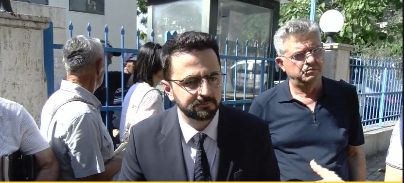 “6 protestuesit e ndaluar, ende pa status”/ Endri Shabani: Nisëm hetim për të gjithë zinxhirin komandues! Sjellja e policisë, disporpocionale! Qytetarët thirrje: Hyr Brenda siç të takon 9 erw